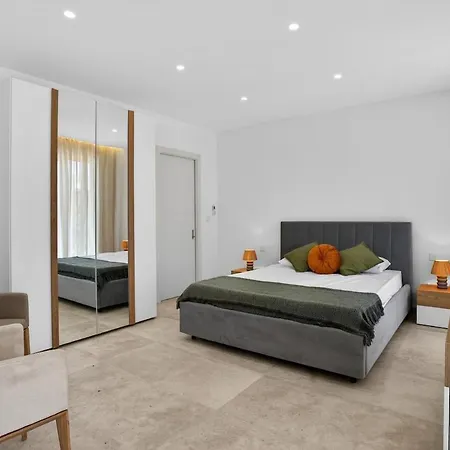 Stylish Penthouse With Private Pool Andjacuzzi *